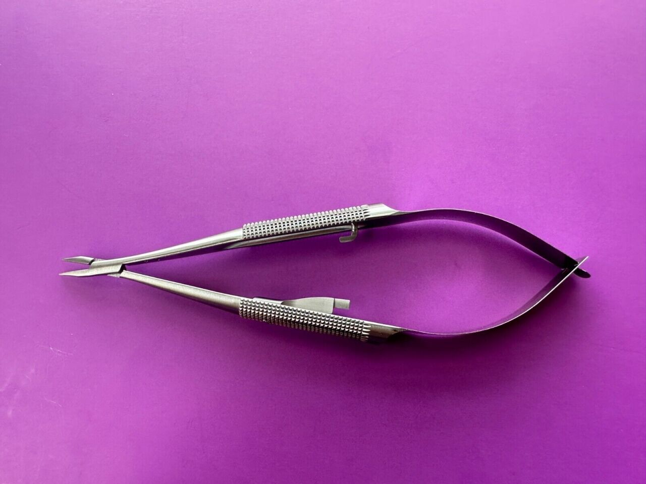 BARRAQUER Micro Needle Holder Round Knurled Handle CVD 5 1/4in