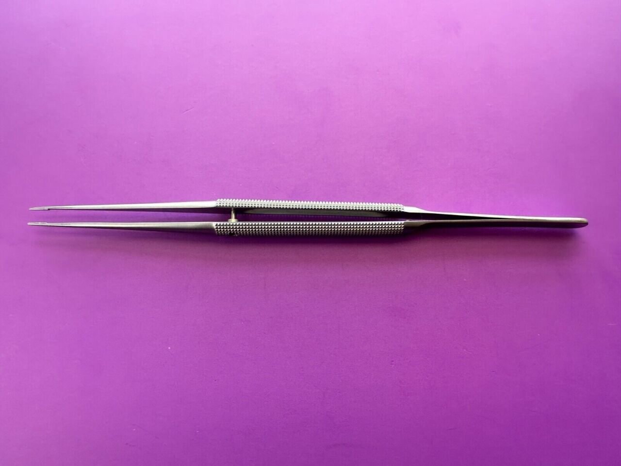 ⢠Diamond-Jaw Forceps 5590 Straight. Overall length 7in